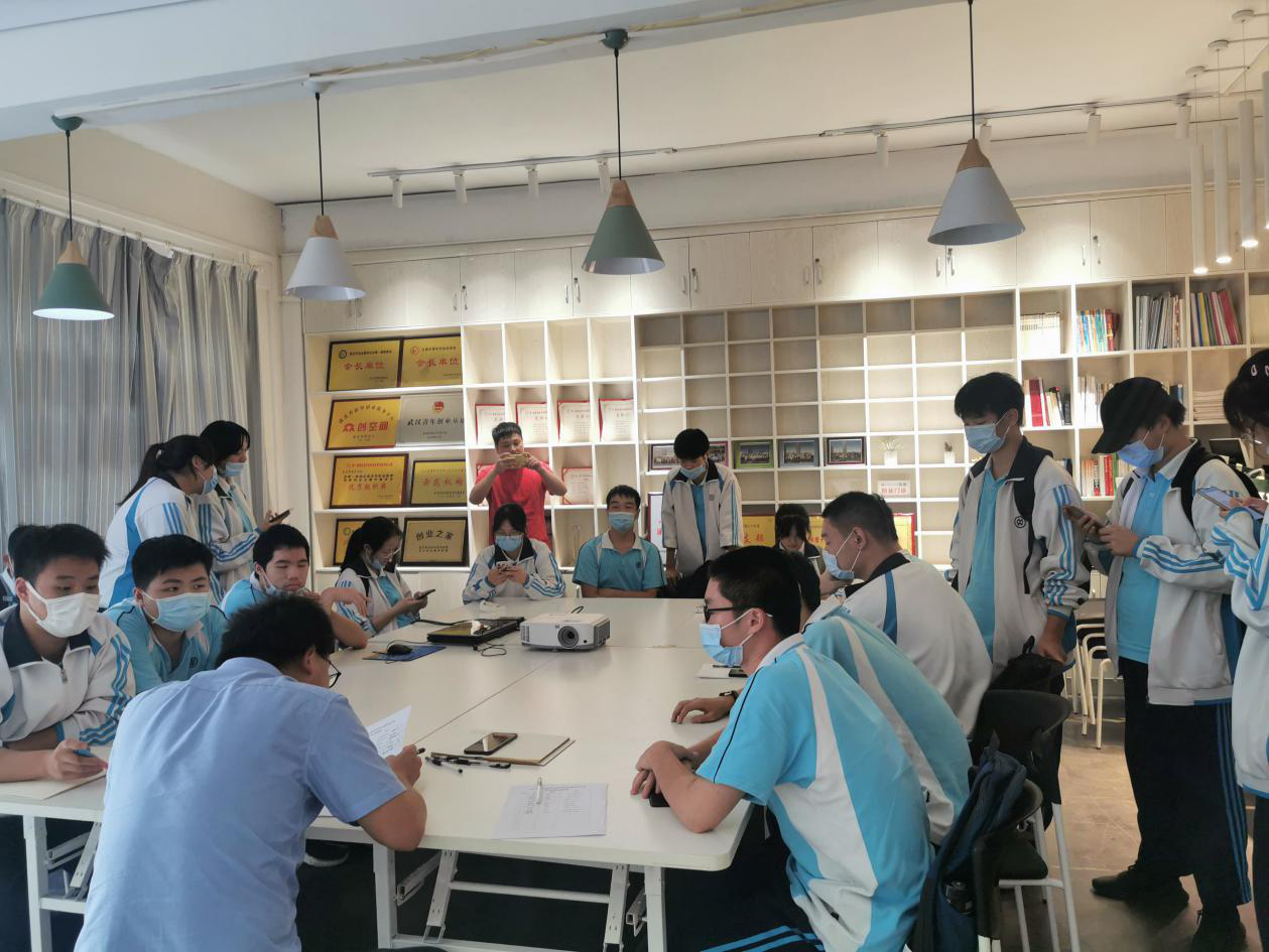 2020年第二届中职生创新创意大赛武汉市财贸|bmw宝马在线电子游戏学校第三场培训会(图1)